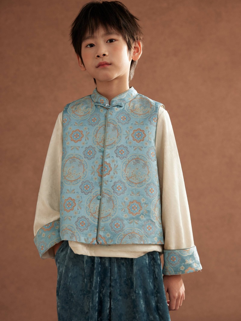 湖蓝织锦提花马甲衬衣长裤三件套(男童) —— 湖蓝提花马甲搭衬衣长裤,层次丰富,适合节日聚会