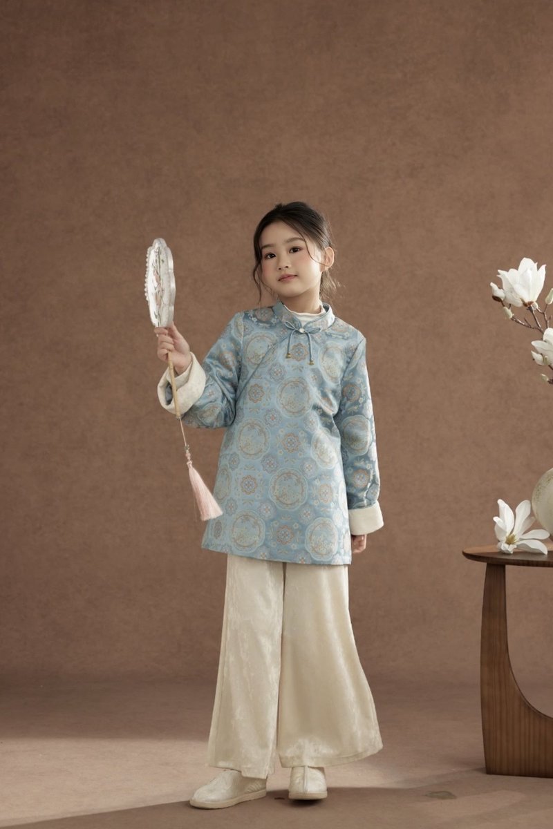 湖蓝团花织锦斜襟衫丝绒阔腿裤两件套(女童) —— 湖蓝织锦衫搭配丝绒阔腿裤,舒适不勒,适合日常穿着。
