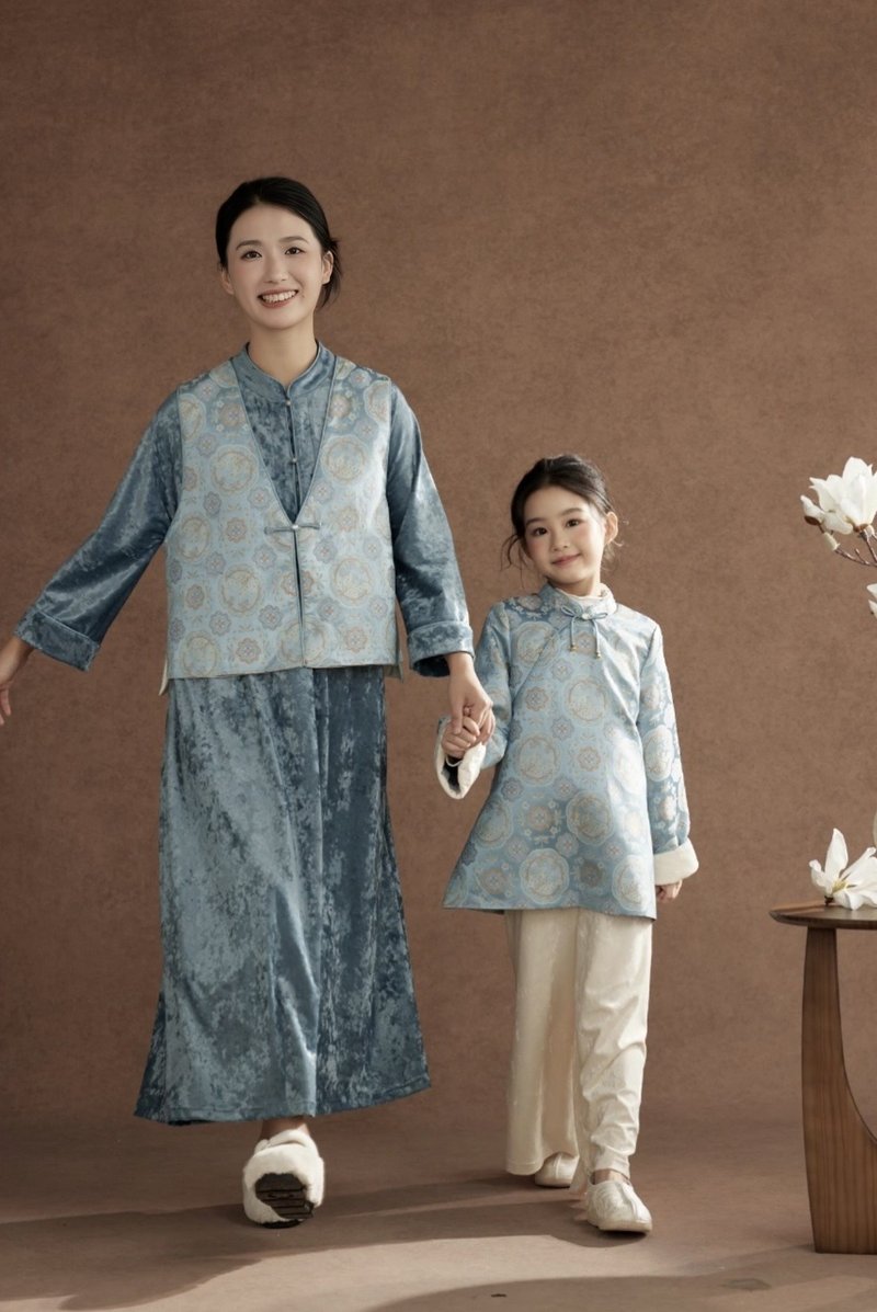 湖蓝团花织锦马甲丝绒长裙三件套（妈妈款） —— 湖蓝马甲搭配丝绒长裙，提花细腻，周末逛展尽显清雅。