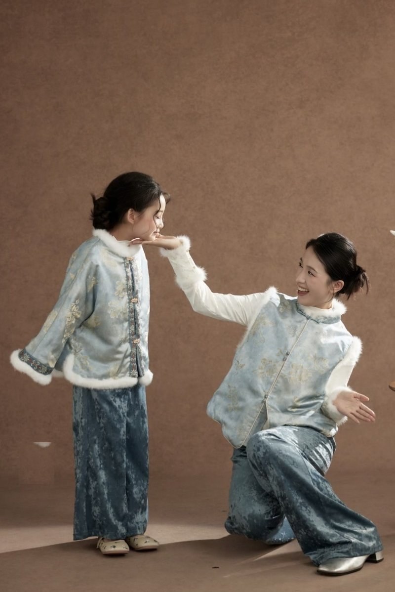 湖蓝提花毛边马甲丝绒阔腿裤三件套（妈妈款） —— 湖蓝提花马甲配丝绒裤，版型显瘦，日常通勤穿很出彩。