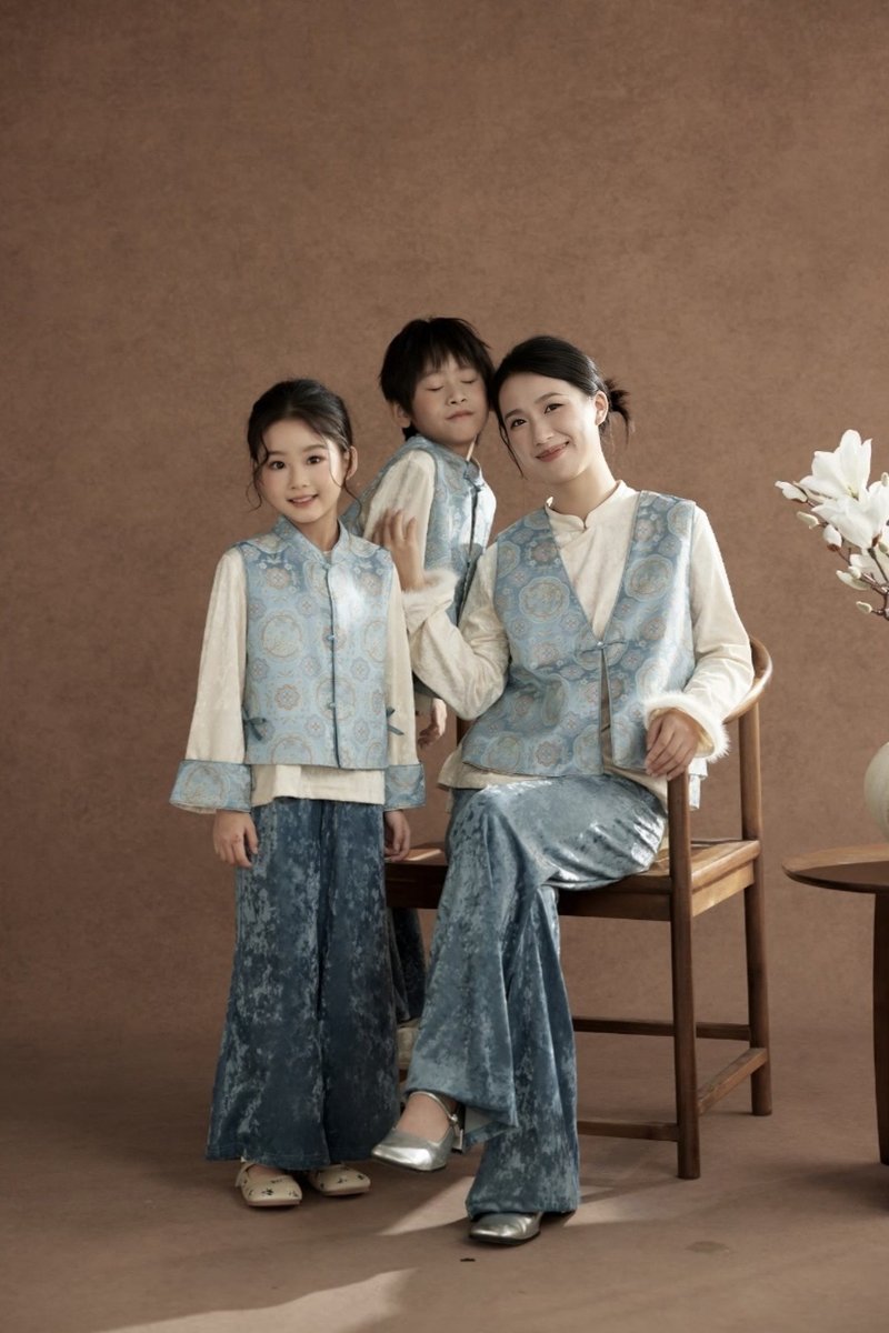 湖蓝团花织锦马甲衬衣丝绒阔腿裤三件套（妈妈款） —— 湖蓝织锦马甲搭丝绒裤，层次丰富，秋日聚会端庄吸睛。