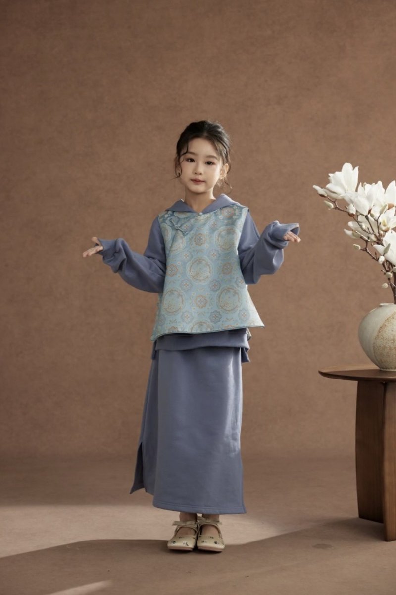 浅蓝团花马甲雾霾蓝卫衣丝绒长裙三件套(女童)—— 雾霾蓝调停,团花把颜色织在一起