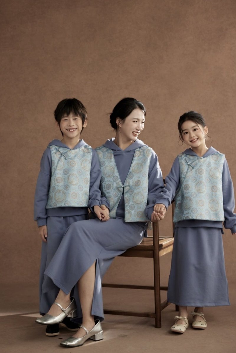 浅蓝团花马甲连帽卫衣丝绒阔腿裤三件套(妈妈款) —— 浅蓝丝绒阔腿裤配团花马甲,初秋微凉时的温柔穿搭。