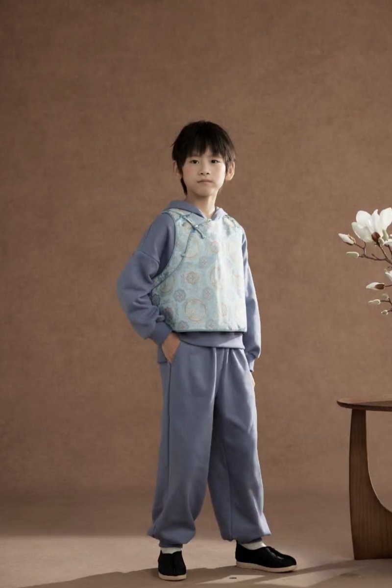 浅蓝团花马甲连帽卫衣束脚卫裤三件套(男童) —— 浅蓝团花清新,连帽卫衣配束脚卫裤,防风保暖好活动。