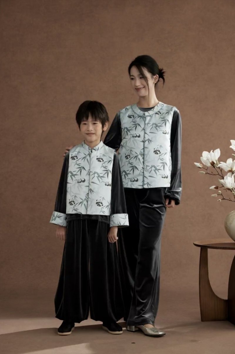 墨竹熊猫印花马甲丝绒阔腿裤三件套(妈妈款) —— 黛蓝丝绒马甲配阔腿裤,墨竹熊猫印花,上身温婉显瘦。