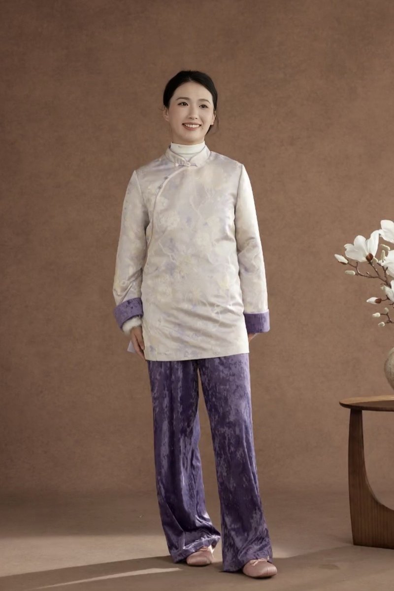 米白淡紫提花斜襟长衫丝绒阔腿裤两件套（妈妈款） —— 米白提花长衫配丝绒裤，温婉显白，秋日穿搭尽显清雅。