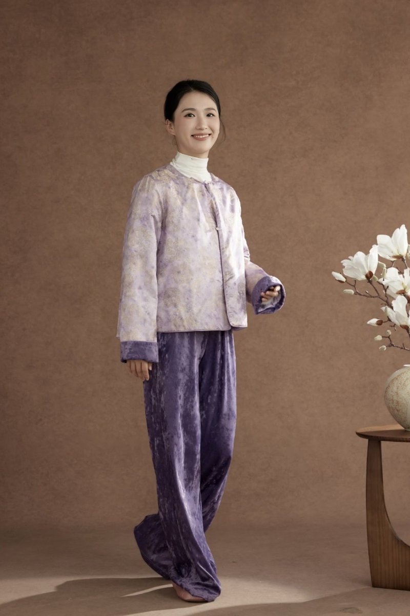 淡紫金纹提花对襟短衫丝绒阔腿裤两件套 —— 对襟短衫配盘扣,淡雅文气