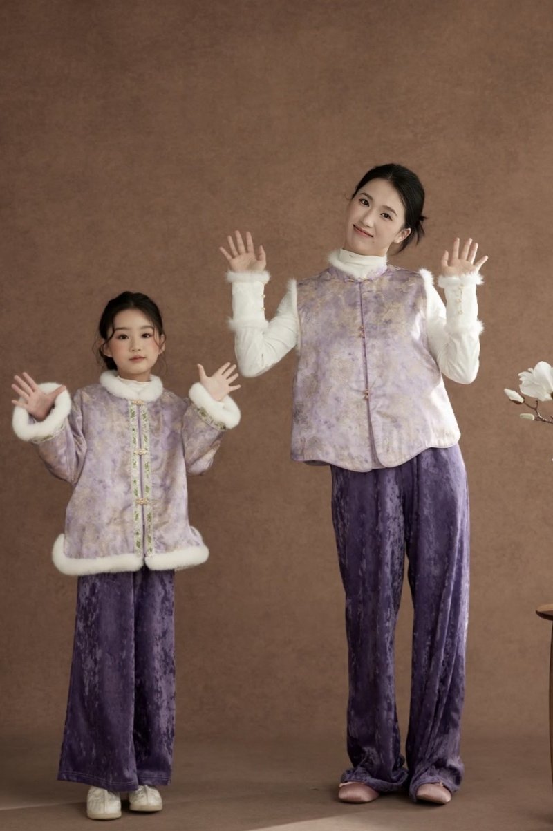 淡紫金纹提花毛领棉袄丝绒裤两件套(女童) —— 淡紫提花配软毛领,丝绒裤保暖,秋日出行温婉舒适。