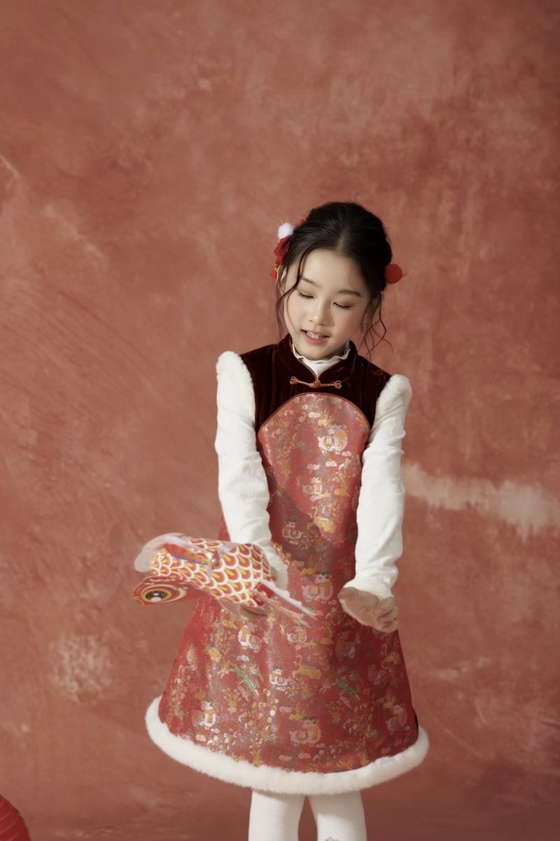 红织金瑞兽毛绒对襟年服连衣裙(女童) —— 红织金瑞兽图案喜庆,毛绒对襟连衣裙柔软亲肤又亮眼。