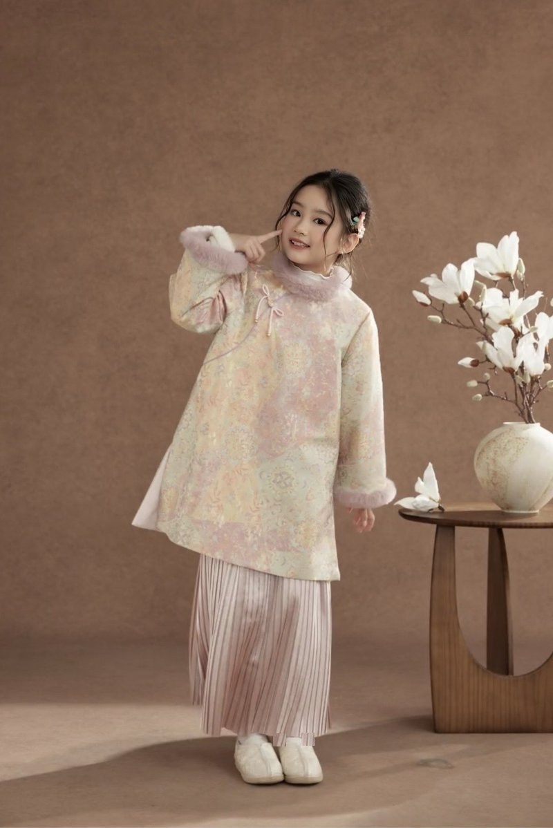 粉白晕染提花毛绒斜襟长衫百褶裙两件套(女童) —— 粉白晕染温柔,毛绒亲肤,斜襟百褶适合秋日出游。