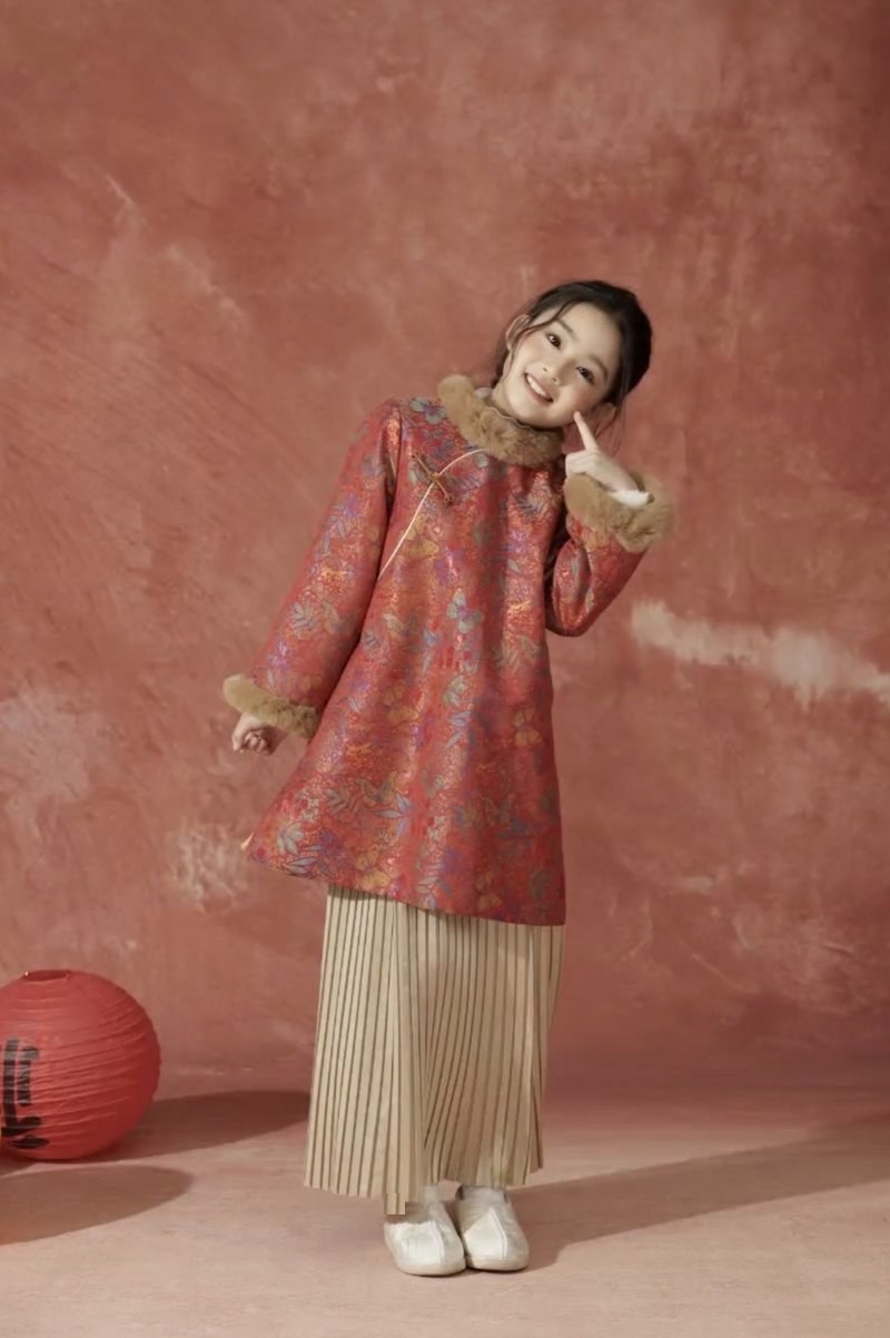 红金织锦斜襟毛绒长衫百褶裙两件套（女童） —— 红金织锦配毛绒边，斜襟百褶设计，秋日保暖又喜庆。