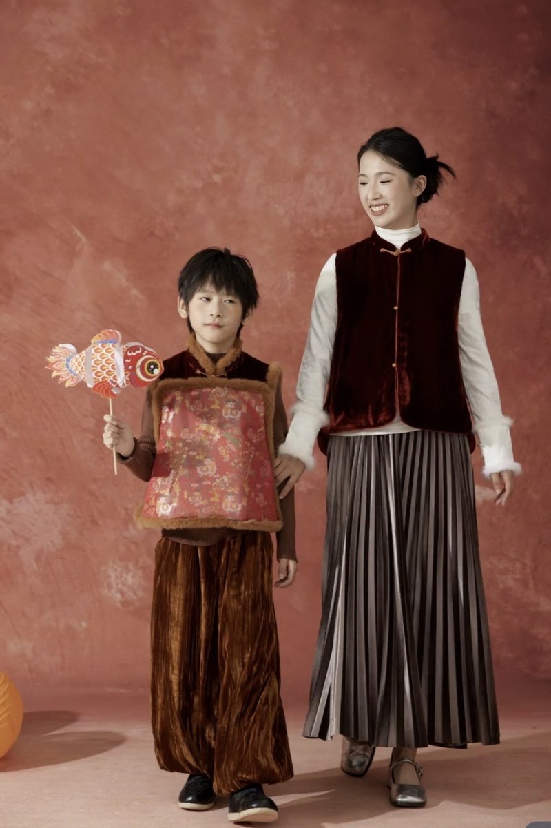 酒红丝绒马甲白高领百褶长裙三件套(妈妈款) —— 酒红丝绒马甲搭白高领,百褶裙灵动,初秋通勤显气质。