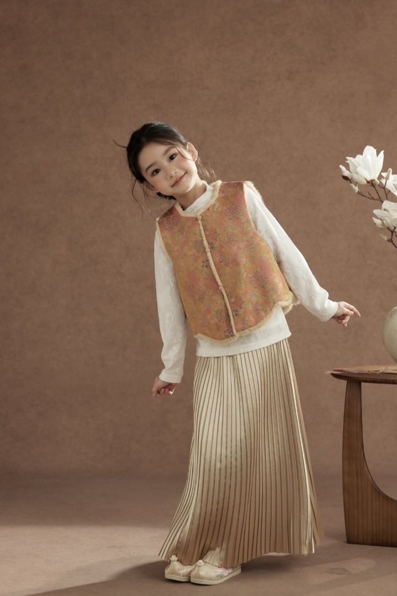 橘粉织锦提花毛绒边马甲衬衣百褶裙三件套（女童） —— 橘粉提花配毛绒马甲，三件套叠穿，层次丰富且柔软。