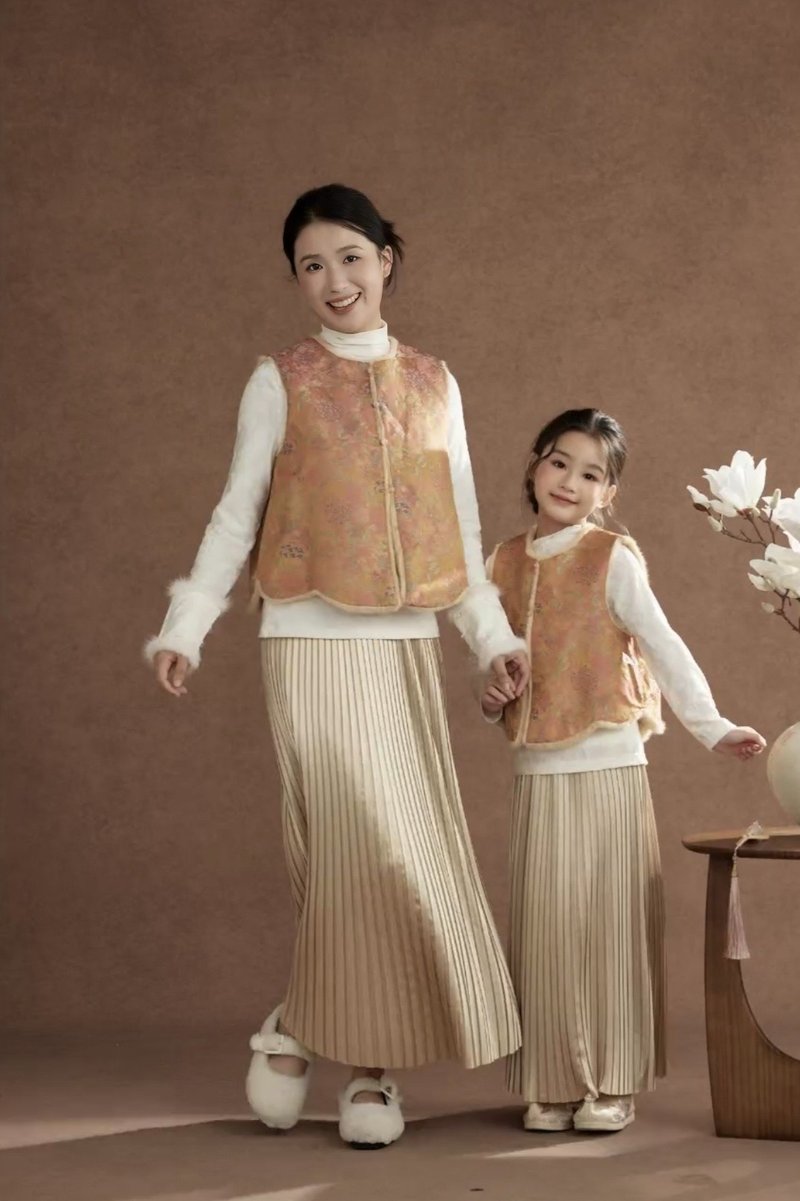 橘粉织锦提花毛绒边马甲衬衣百褶裙三件套(妈妈款) —— 橘粉提花马甲搭百褶裙,毛绒边点缀,带娃日常也优雅。
